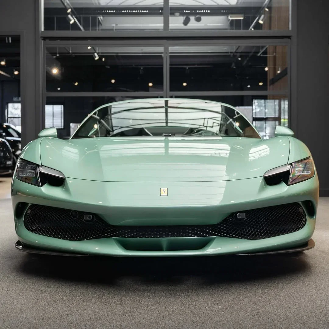 Ferrari Gloss Verde Francesca Green PPF على سيارة