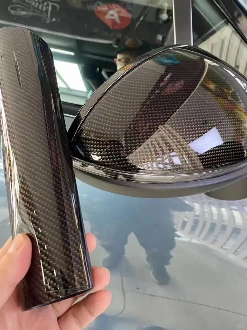 Gloss 4D Black Carbon Fiber على سيارة