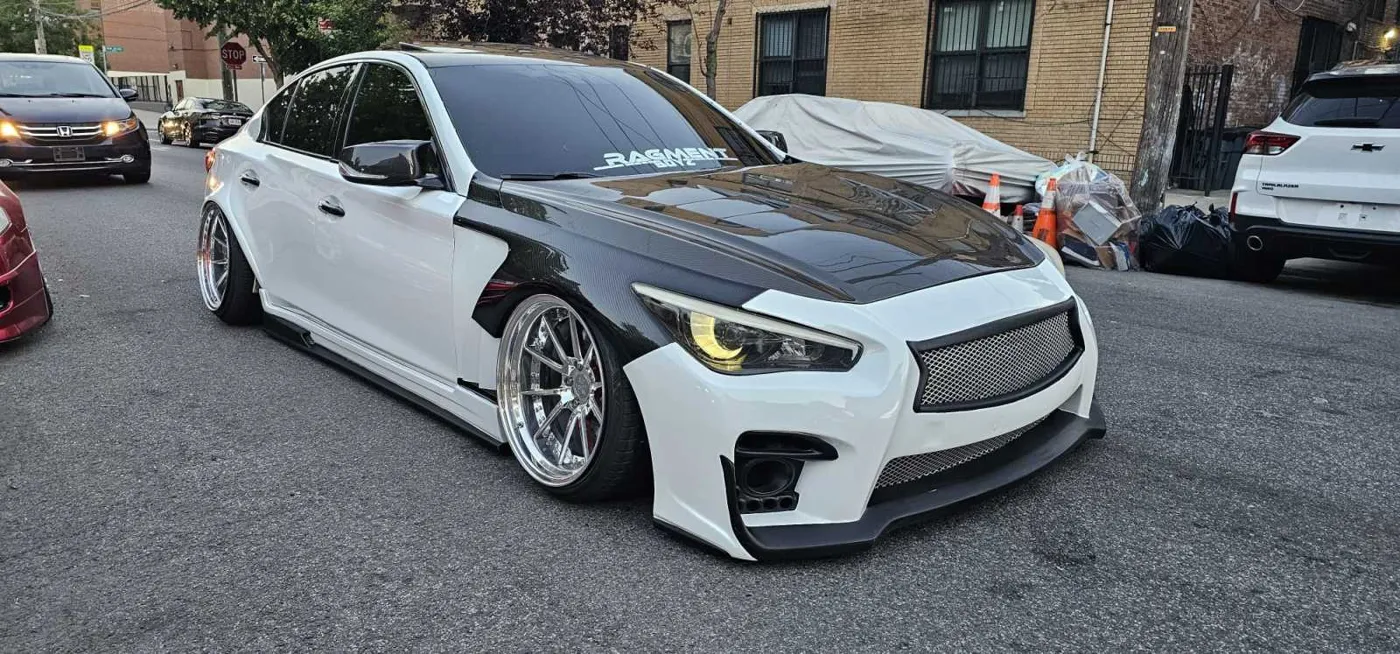Gloss 6D Carbon Fiber على سيارة