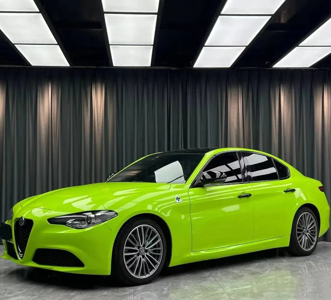 Gloss Apple Green على سيارة