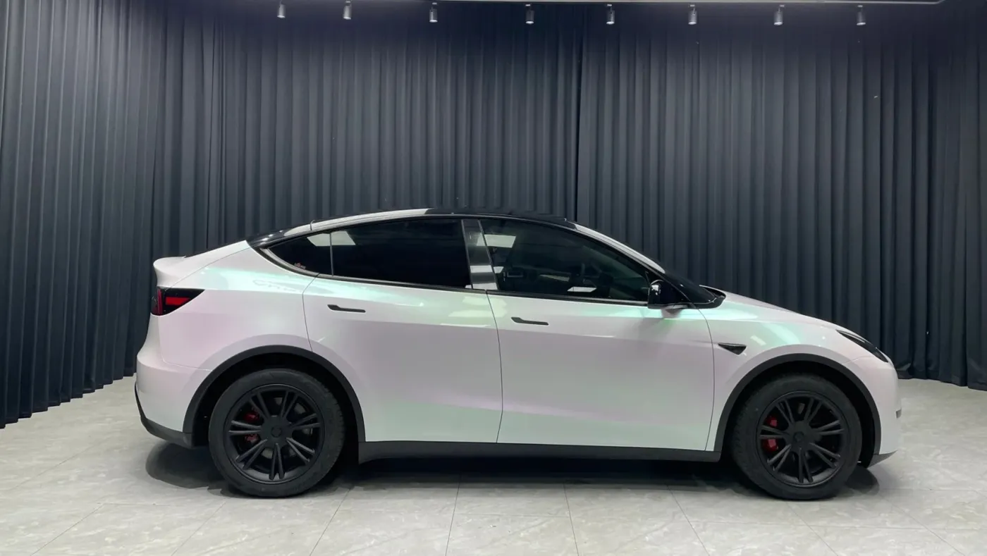 Gloss Aurora White PPF على سيارة
