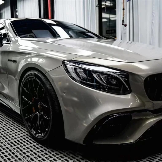 Gloss Brilliant Silver على سيارة
