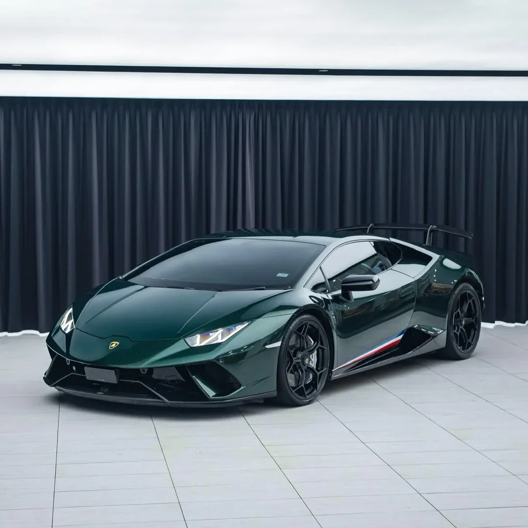 Gloss Metallic Midnight Green على سيارة