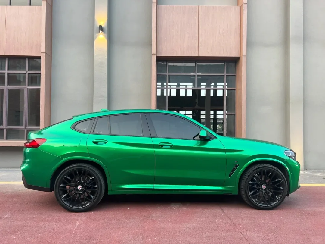 Gloss Paint Metallic Isle Of Man Green على سيارة