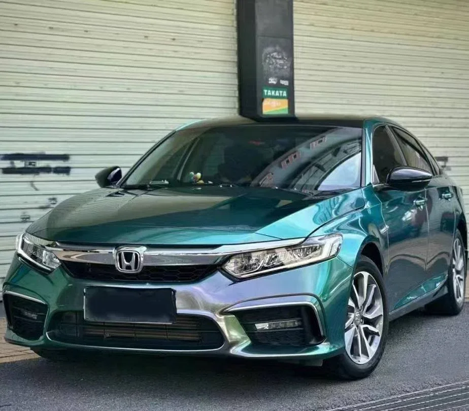 Glossy Diamond Micro Celadon Green على سيارة