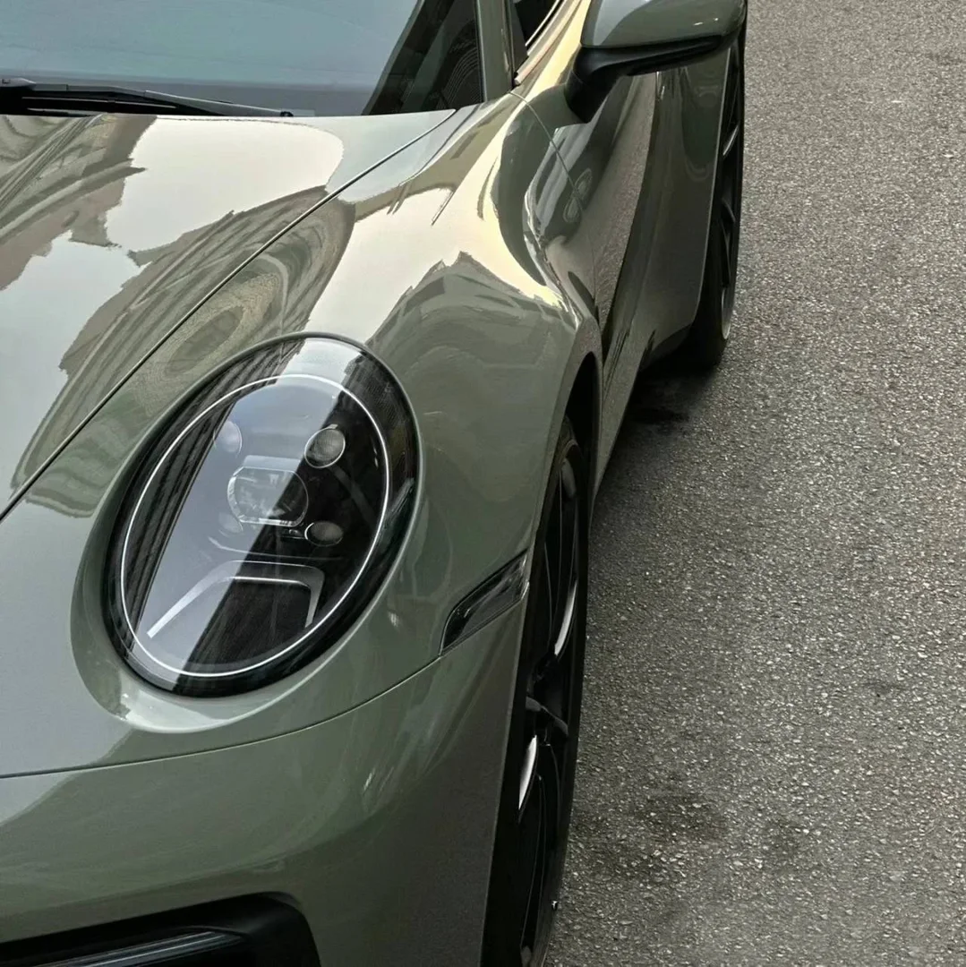 Glossy Khaki Green PPF على سيارة