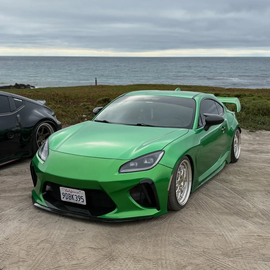 Glossy Metal Flame Green على سيارة