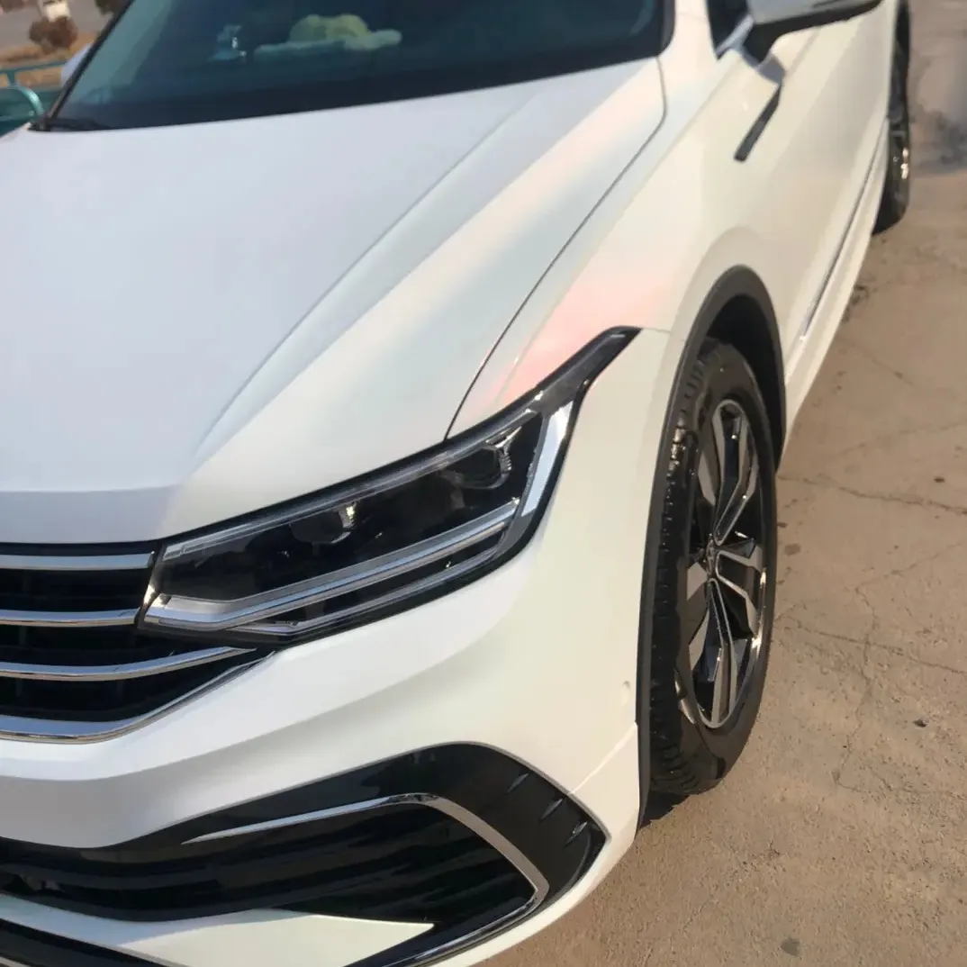 Glossy White to Pink على سيارة