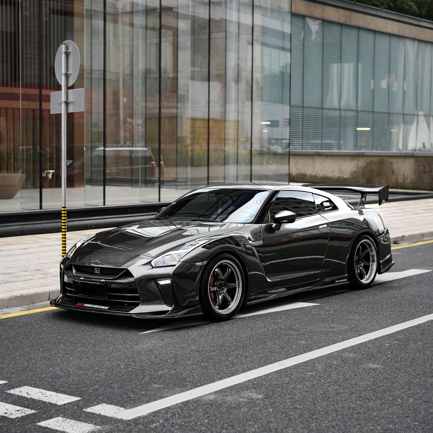 Metallic Titanium على سيارة