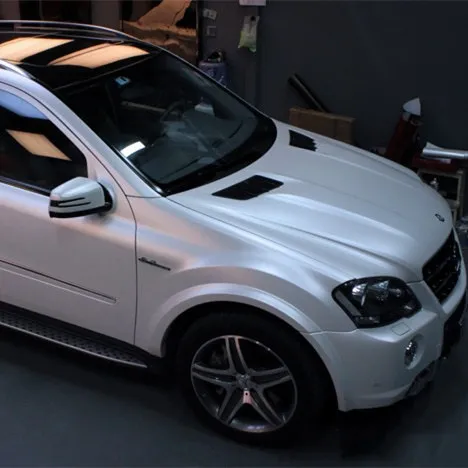 Pure Metal White على سيارة