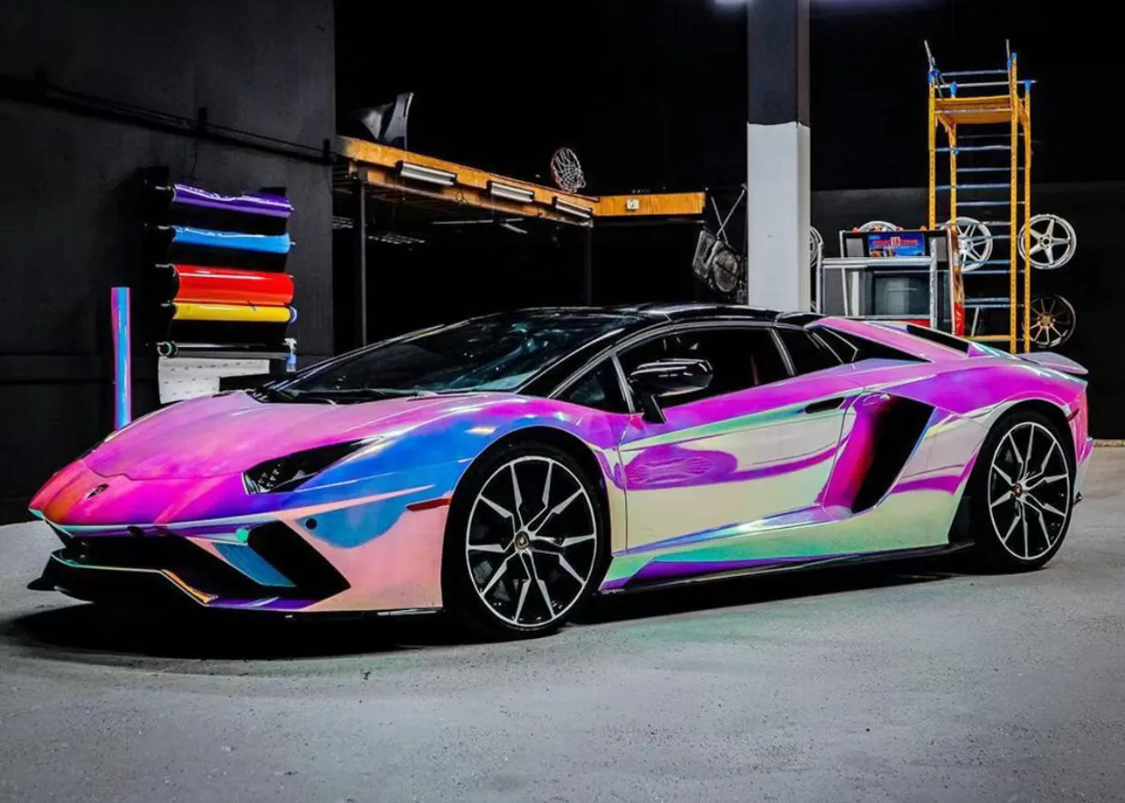 Super Gloss Holographic Rainbow Neo Chrome على سيارة