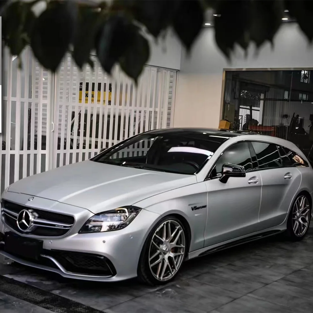 Ultimate Flat Silver على سيارة