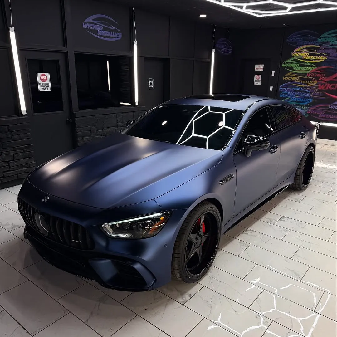Ultra Matte Black Blue على سيارة
