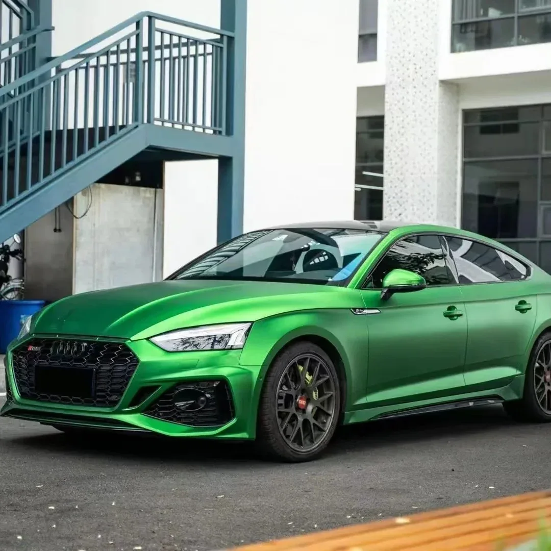 Ultra-Matte Flame Green على سيارة