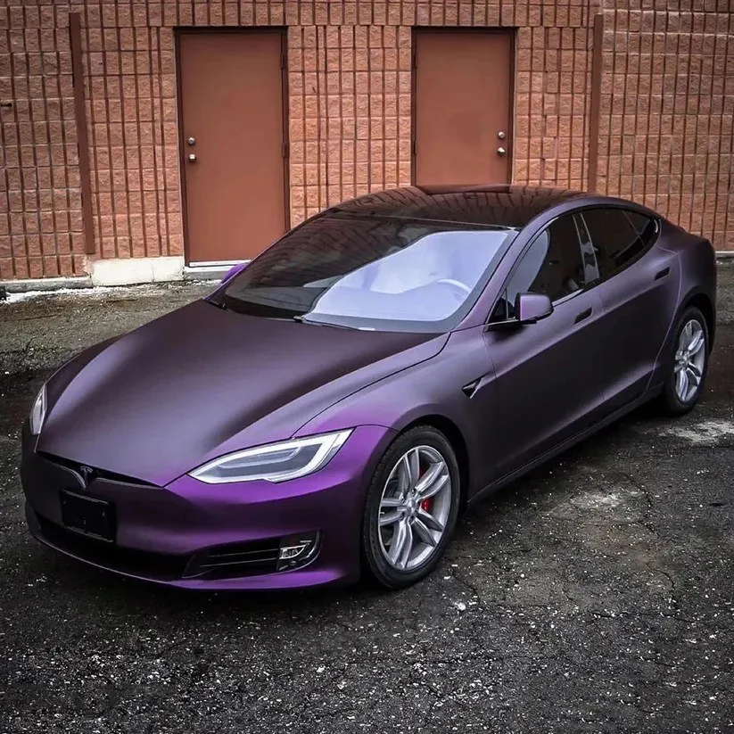 Ultra Matte Purple-Red على سيارة